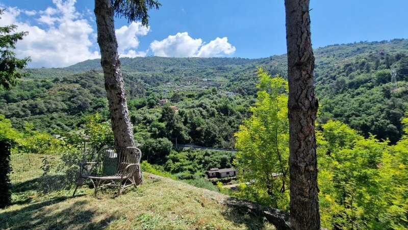 Rustic house with flat land in a dominant position in Soldano – just a few minutes from the sea. 19