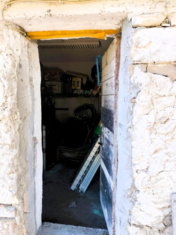 Rustic house with flat land in a dominant position in Soldano – just a few minutes from the sea. 8