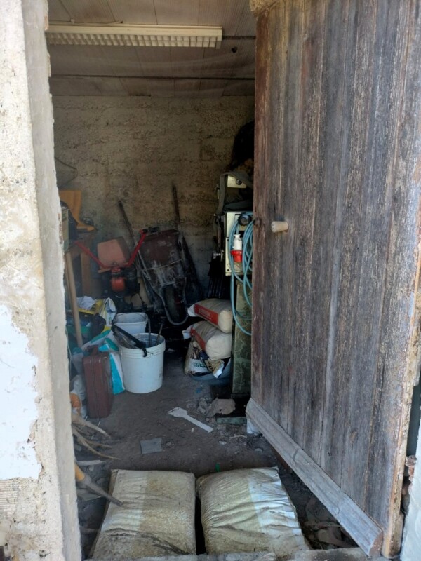 Rustic house with flat land in a dominant position in Soldano – just a few minutes from the sea. 9