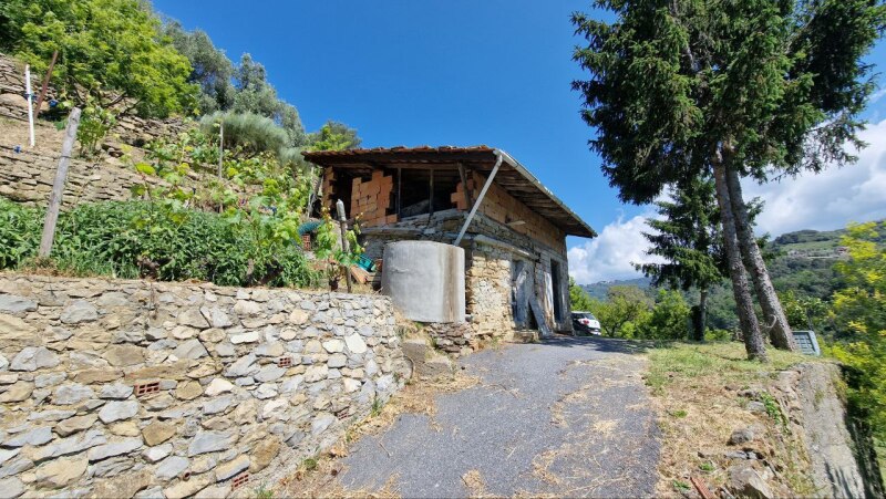 Rustic house with flat land in a dominant position in Soldano – just a few minutes from the sea. 4