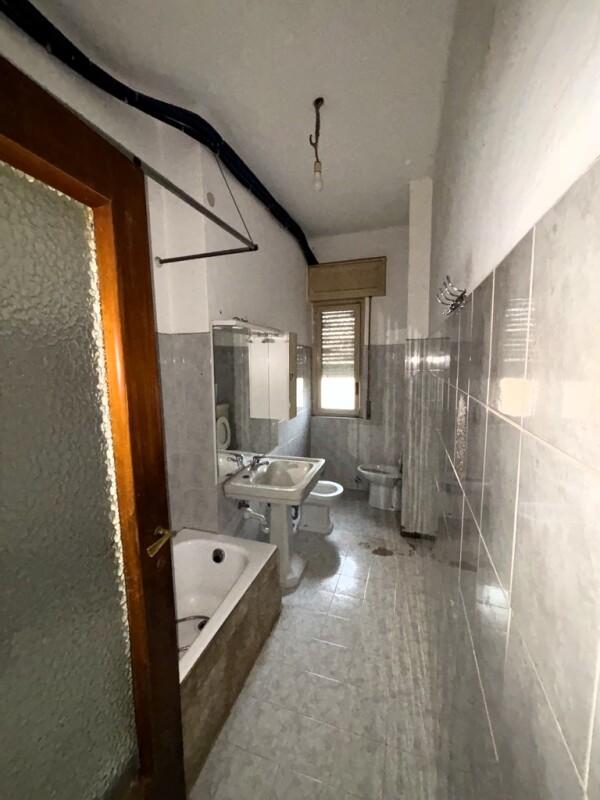 LARGE THREE-ROOM APARTMENT WITH SEA VIEW - TWO BALCONIES - CENTRAL LOCATION WITH RENOVATION PROJECT 11