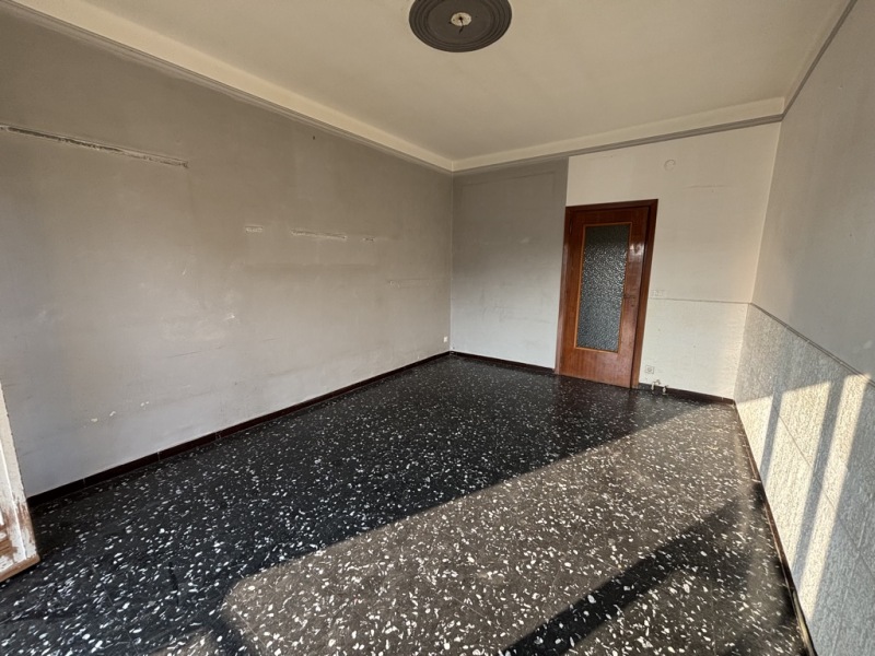 LARGE THREE-ROOM APARTMENT WITH SEA VIEW - TWO BALCONIES - CENTRAL LOCATION WITH RENOVATION PROJECT 10