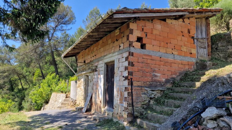 Rustic house with flat land in a dominant position in Soldano – just a few minutes from the sea. 2